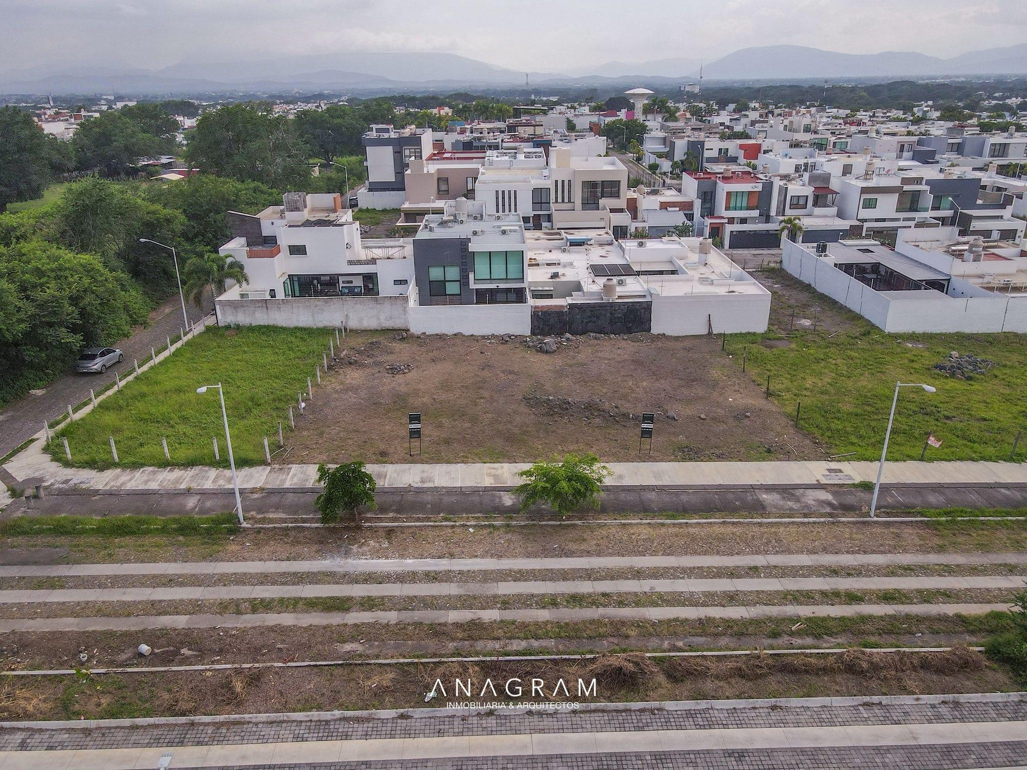 Terrenos en venta con uso de suelo MIXTO en zona norte de Colima 2